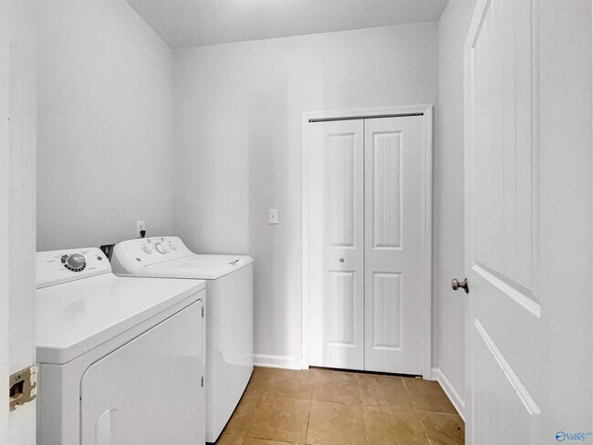 Building Photo - 411 Prom Dr SW