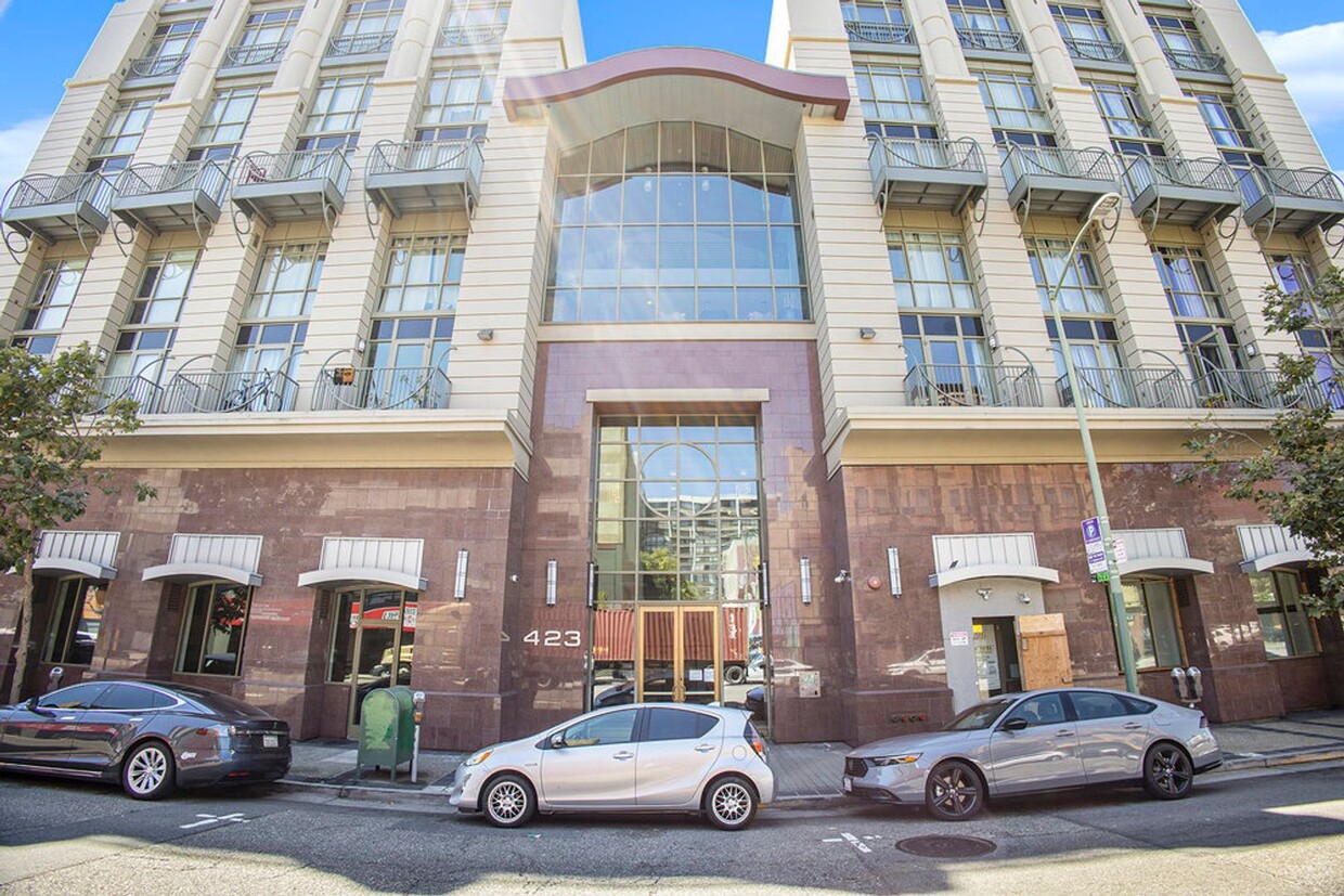 Primary Photo - 423 7th Street #402 - 2 bedroom | 2 bath |...