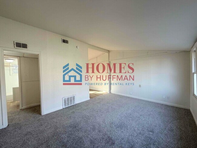 Building Photo - Two Bedroom House | Move in Ready