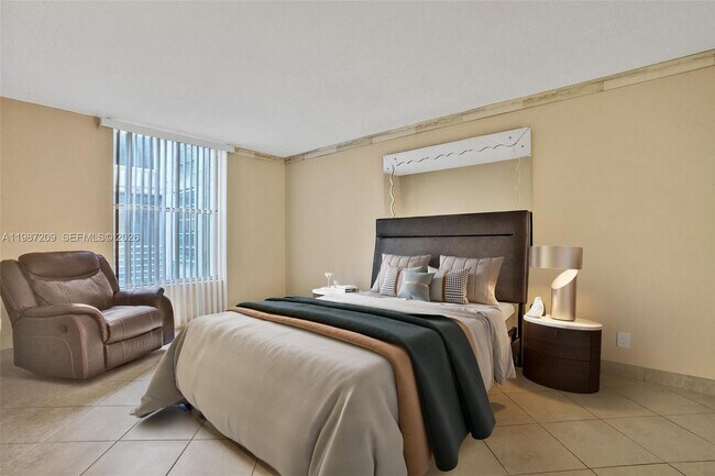 Foto del edificio - 8301 Sands Point Blvd