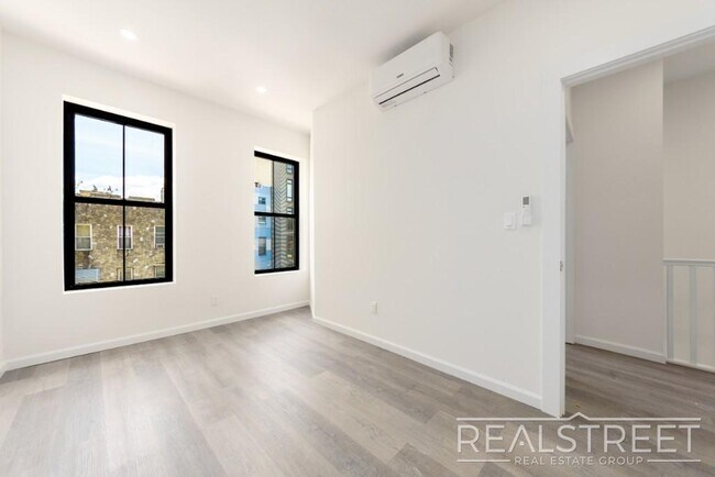 Foto del edificio - Spacious 2 BED Floor Thru in Bushwick!