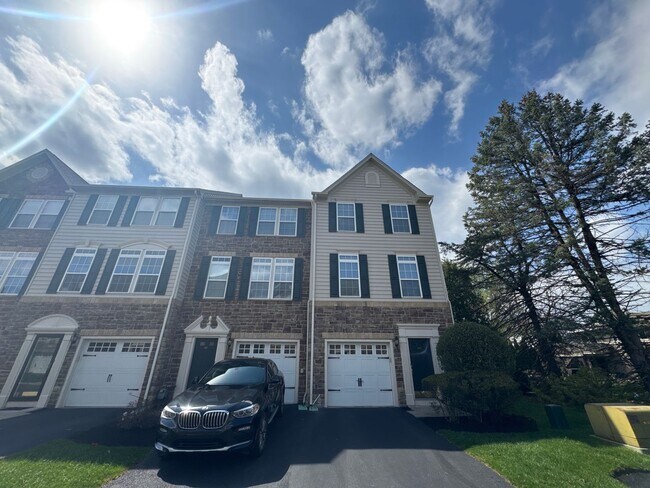 Foto del edificio - Stylish End-Unit Townhome on  Oakridge Lane – Hellertown, PA