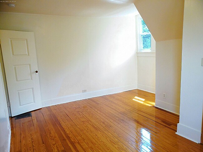 Building Photo - AVAILABLE 8/1/26 Unique Third Floor Apartment