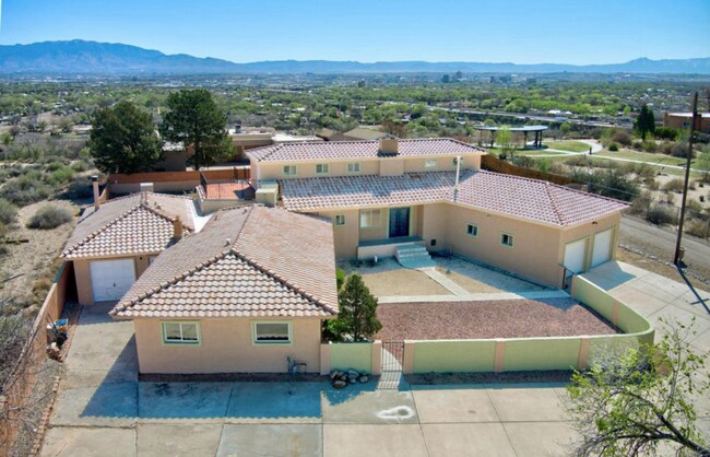 Building Photo - 2424 Vista Grande Dr NW