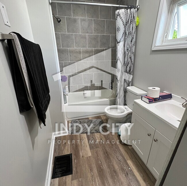 Building Photo - 1015 S Sheffield Ave