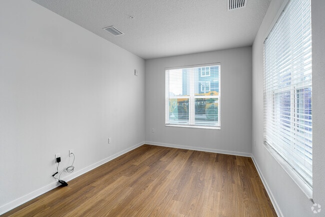3 habitaciones, 2 baños - 1042 pies cuadrados - Sala de estar - 52 at Park