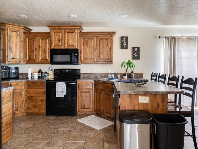 Building Photo - 674 Tanglewood Dr