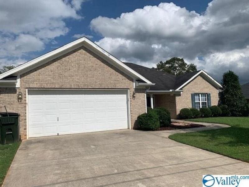 Primary Photo - 211 Forrest Oak Ln