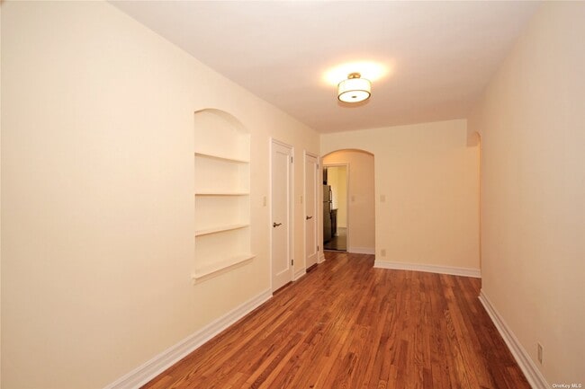 Building Photo - 160 S Middle Neck Rd