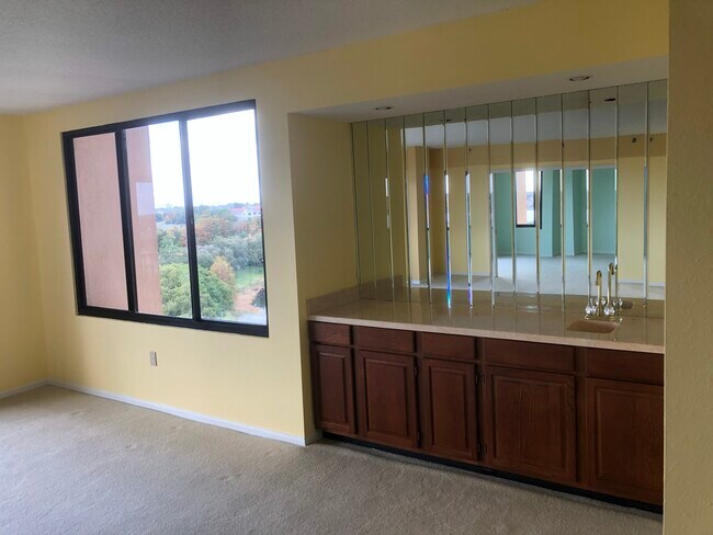 Mini Bar con una vista perfecta. - 7550 Hinson St
