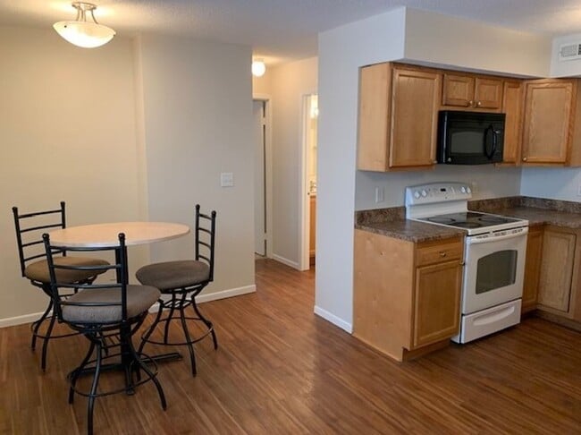 Interior Photo - 1003 W. Stoughton