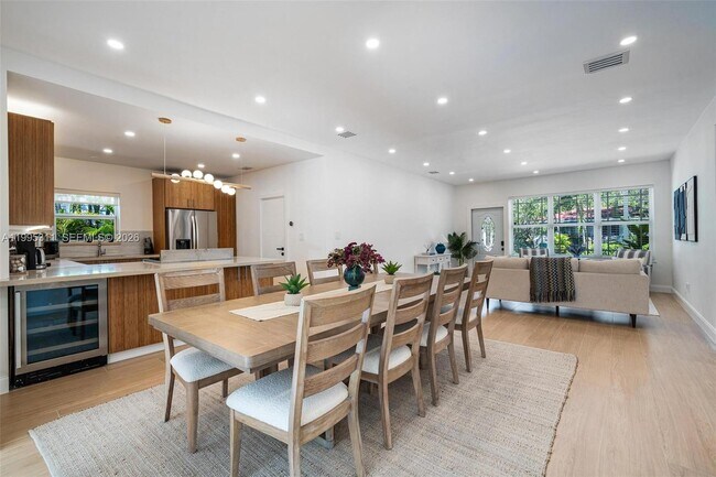 Foto del edificio - 696 NE 67th St