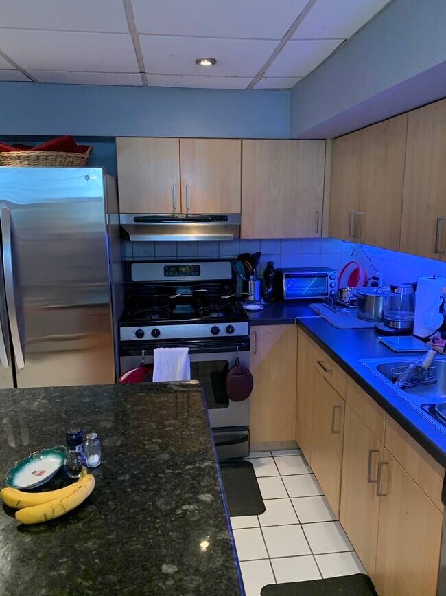 Building Photo - 85 Gladstone St