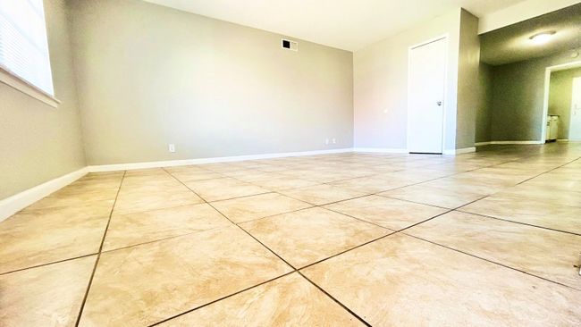 Foto del edificio - 3822 Englewood Cir