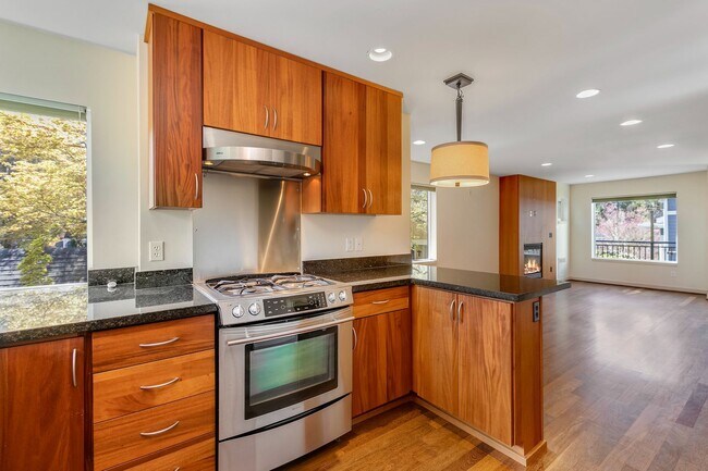 Building Photo - Modern Queen Anne Townhome with great park...
