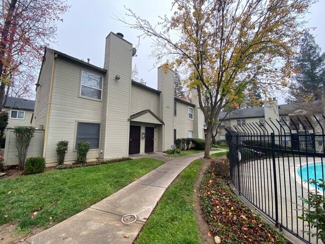 Building Photo - Updated 2 Bedroom Townhome