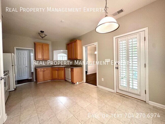 Foto del edificio - 10001 Glencrest Dr