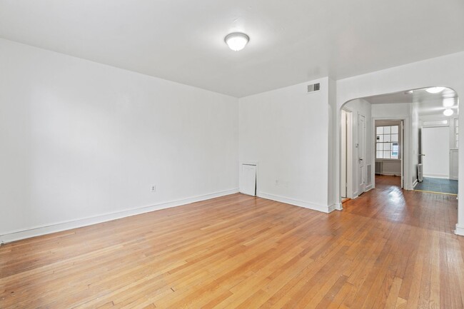 Building Photo - Charming 2 Bedroom Apartment in Beautiful ...