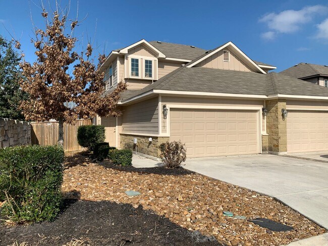 Building Photo - 3/2.5/2 Townhome in Old Mill Crossing / Close to Gruene & Downtown New Braunfels / Fridge & Washe...