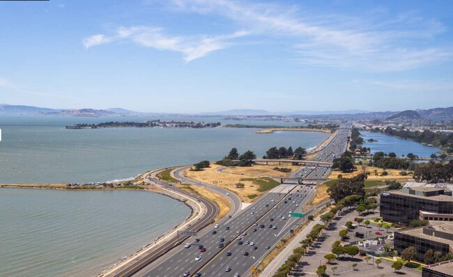 Foto del edificio - 6363 Christie Ave