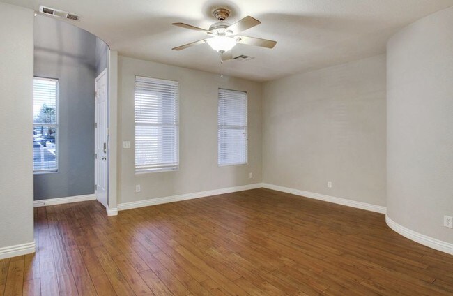Building Photo - Spacious 5BR home with 3-car garage