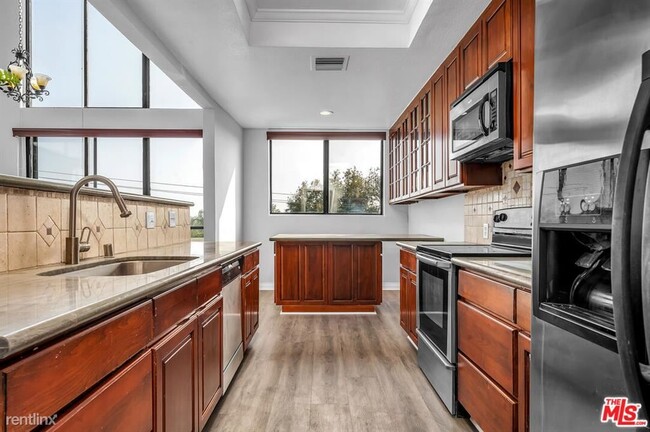 Foto del edificio - 3 br, 3 bath Condo - 1880 Veteran Ave Apt 308