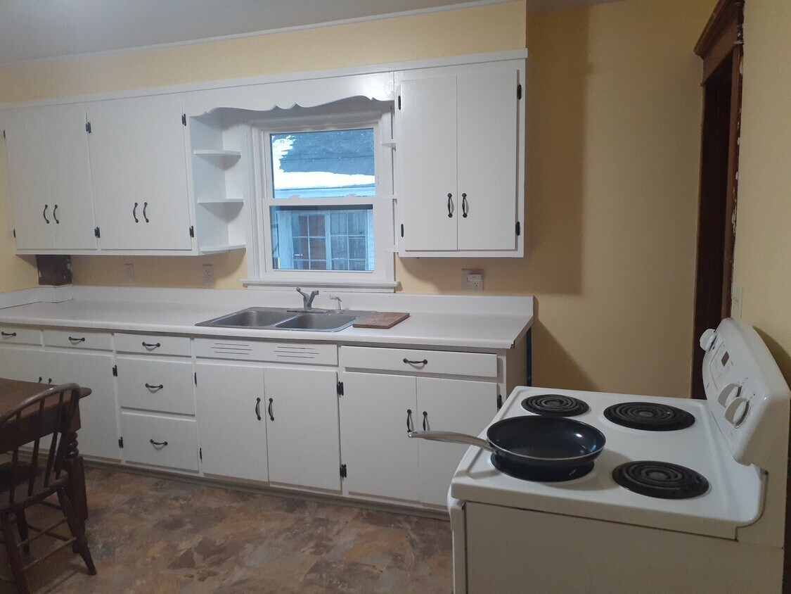 Large Eat in Kitchen - 703 N 4th St