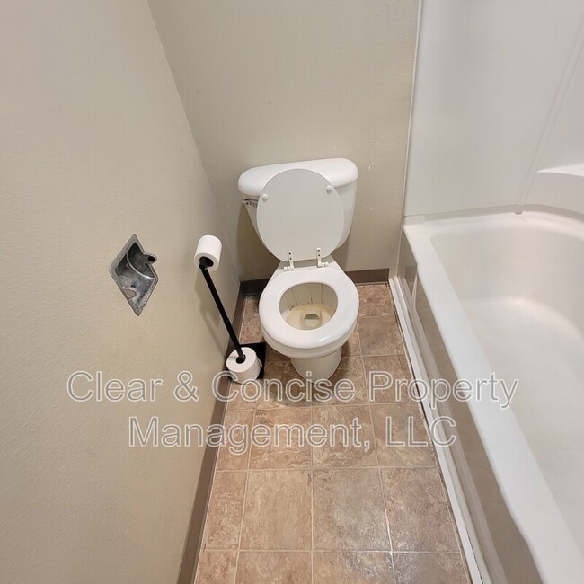 Building Photo - 298 E Oregon Ave