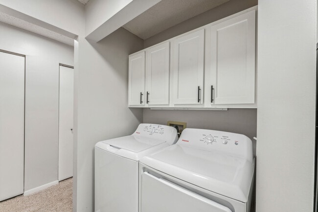 Washer and Dryer 2 Bedroom Garden Apartment - French Run