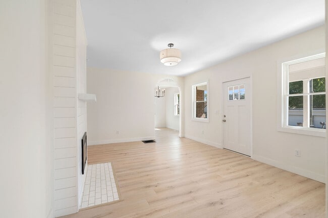 Building Photo - 3907 Katherine St