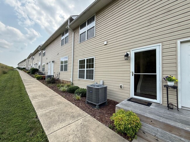 Building Photo - 704 Grays Pointe Ct