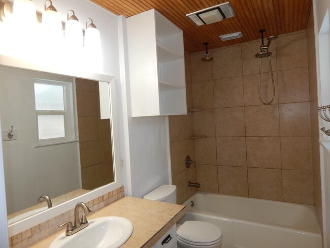 Building Photo - 903 Cliffside Dr