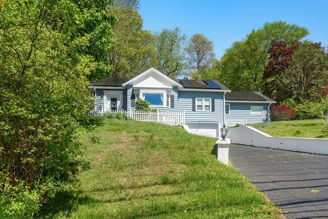 Foto del edificio - 564 Fairfield Woods Rd