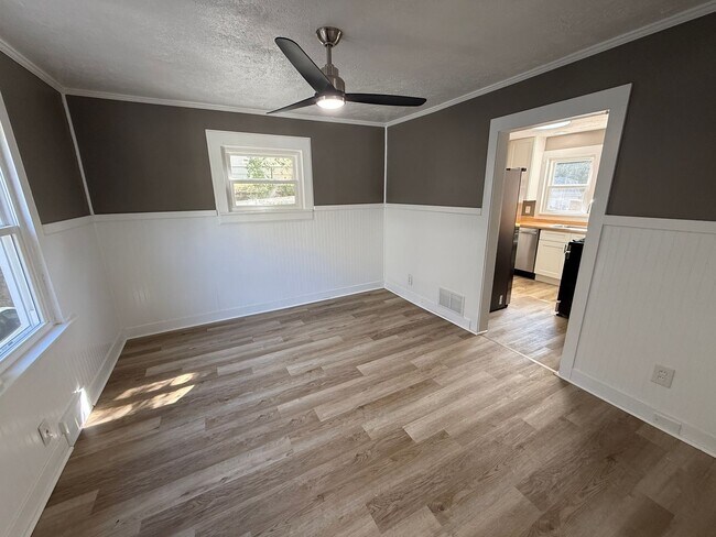 Foto del edificio - 5BR 1BA Home w/ Covered Patio • New Kitchen • Off-Street Parking in Akron