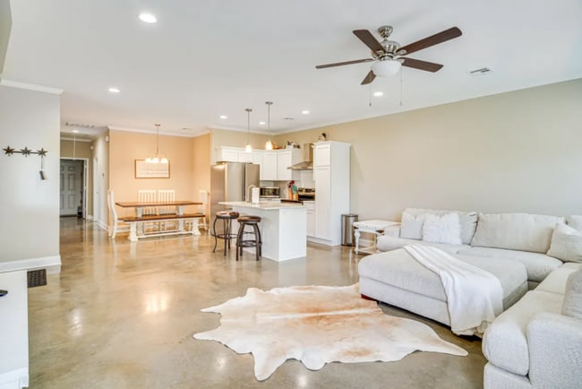 Building Photo - FOR RENT in Crowley!