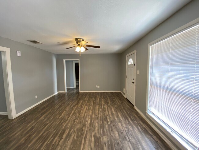 Building Photo - Completely Remodeled 3 Bedroom 1 Bath Home...