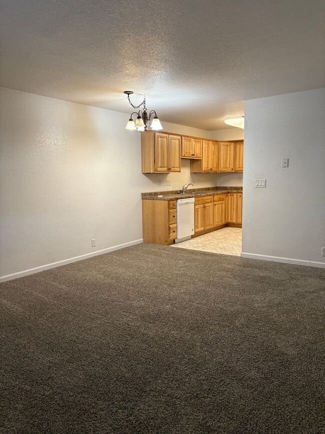 Building Photo - 2 Bedroom 1 Bath Lower Level Unit in Villa...