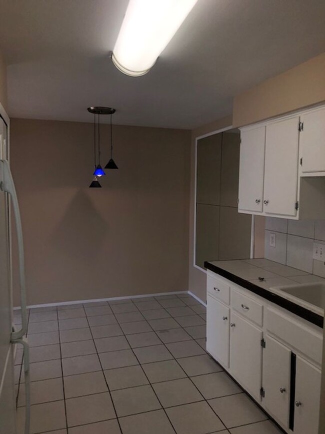 Building Photo - WONDERFUL UPDATED 2 BEDROOM 1 BATHROOM CON...