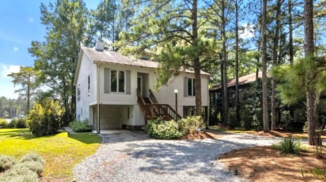 Foto del edificio - FUlly Furnished Waterfront Home 50' Dock Protected Inlet- 3BR/2BA Marina Community New Bern