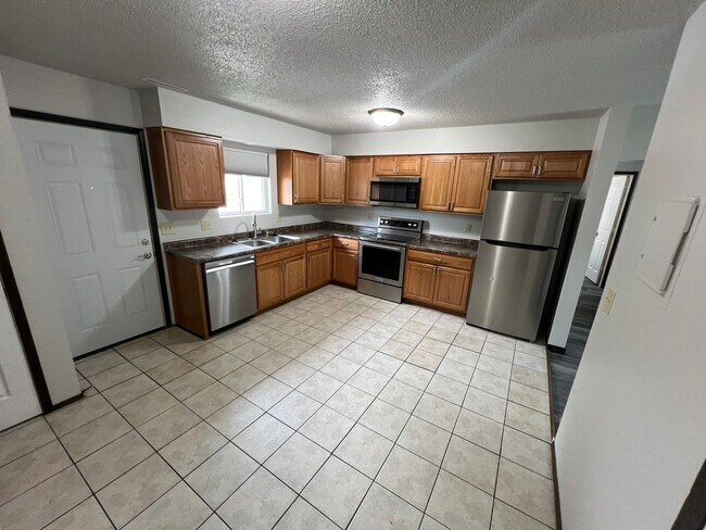 Foto del edificio - 3 bedroom apartment-NW Ames close to Sawyer Elementary-no pet fees