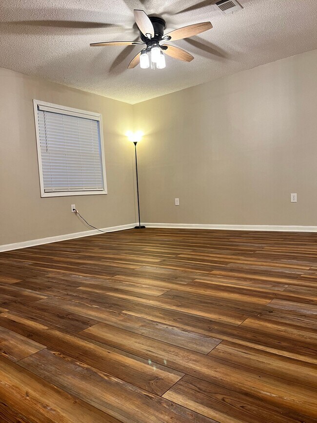 Foto del edificio - 706 Shady Ln Dr