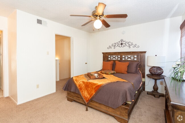 2BR 1.5.BA - 1,048 SF - Las Colinas Apartments
