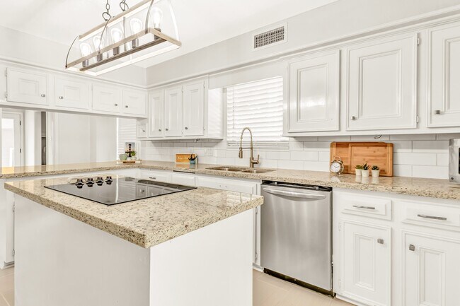 Building Photo - 5421 Blue Haven Dr