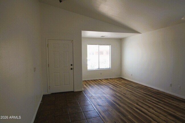 Foto del edificio - 25735 W Elwood St