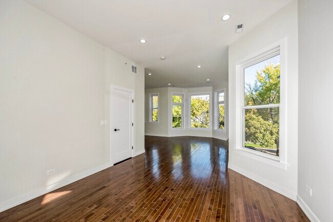 Building Photo - 6346 S Greenwood Ave