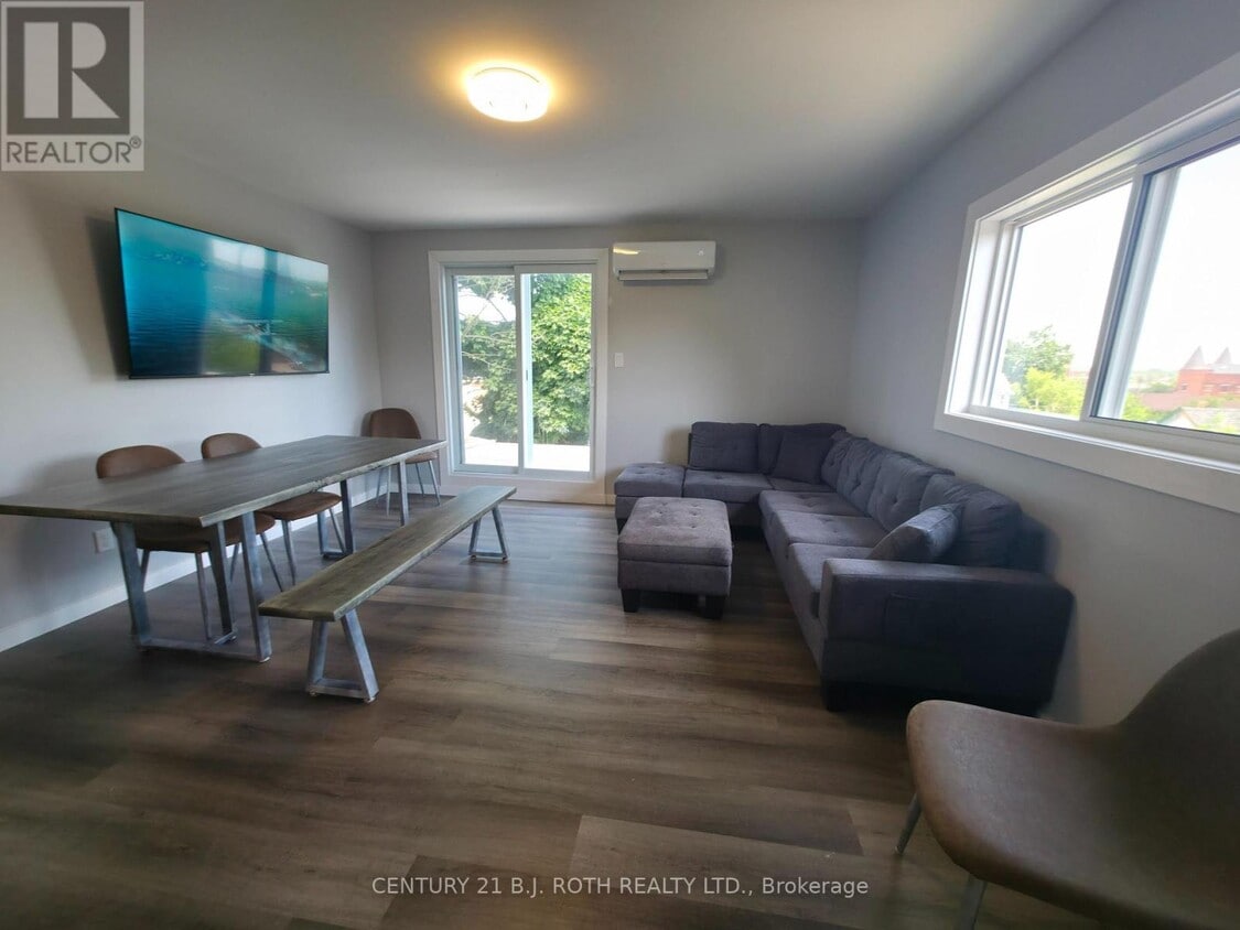 Photo principale - 82 Albert St N