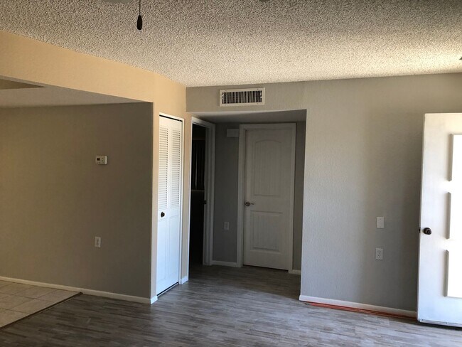 Building Photo - Long Term UNFURNISHED Rental in a 45+ Acti...