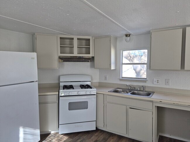 Building Photo - 209 S Ave B