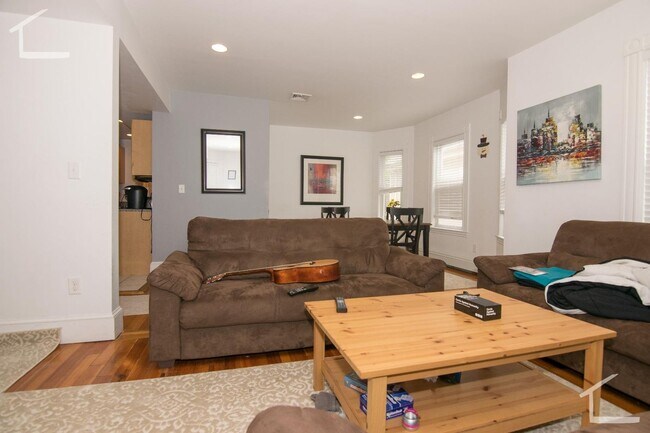 Building Photo - Massive unit in Oak Sq. w. 3.5 bathrooms &...