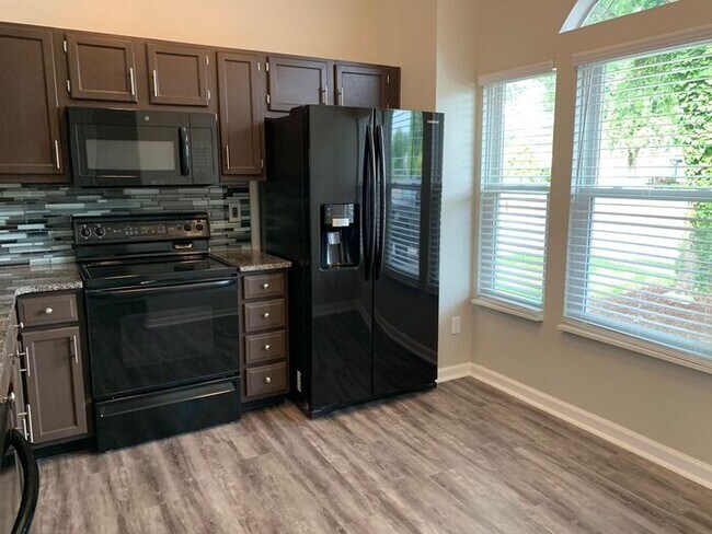 Foto del edificio - This home is available for self-guided sho...